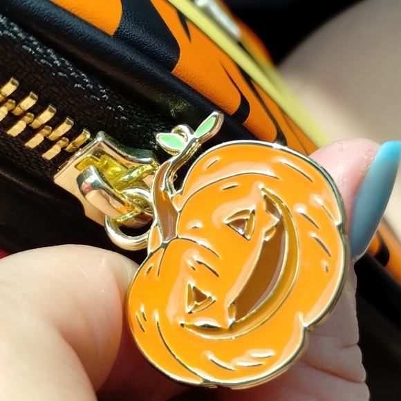 Loungefly Disney Tigger Vampire Crossbody NWT - Picture 6 of 12